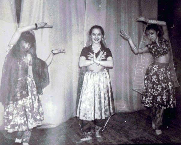 17-year-old Nalini (Natalya Podupeiko) leading a Bollywood dance rehearsal with her students in Astrakhan, early 1990s. 17-летняя Налини (Наталья Подупейко) на репетиции с ученицами по болливудскому танцу в Астрахани, начало 1990-х.