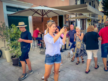 Touristen im Sommer auf der Insel Krk in Baska