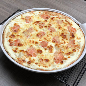 Lachs-Flammkuchen vom großen runden Stein „White Lady“ von Pampered Chef®