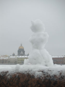 Снеговик на набережной