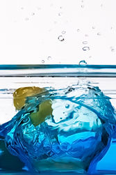 fruit qui tombe dans l'eau éclaboussures splash