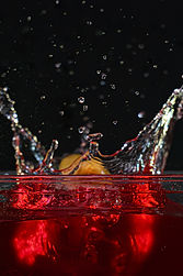 fruit qui tombe dans l'eau éclaboussures splash