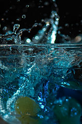 fruit qui tombe dans l'eau éclaboussures splash