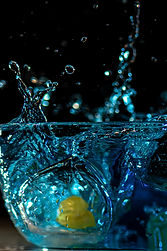 fruit qui tombe dans l'eau éclaboussures splash