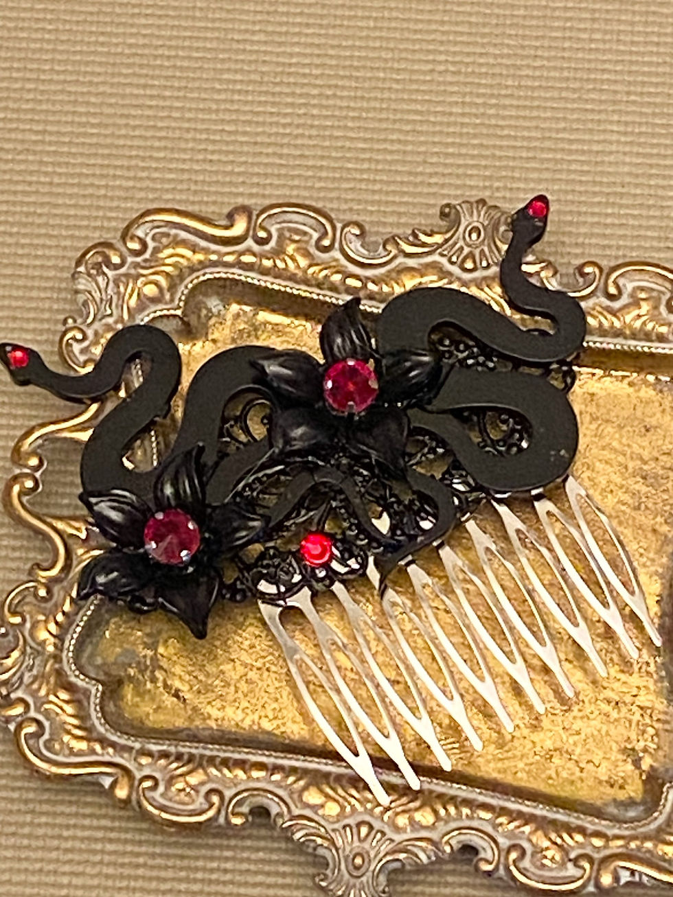 Thumbnail: Medusa Hair Comb