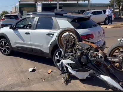 Moto fica com rodas pra cima após colisão com carro em Jataí