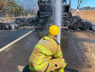 Carreta carregada de algodão pega fogo na BR-020 em Formosa