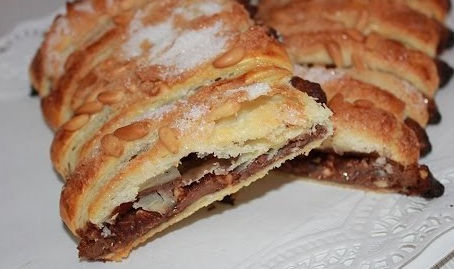 Coca de chicharrones de chocolate