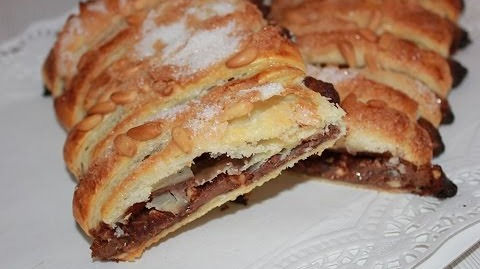 Coca de chicharrones de chocolate