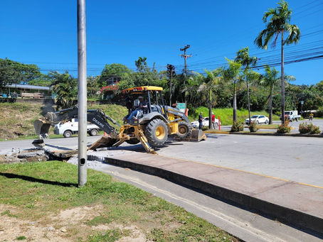 Alcaldía de Roatán, inicia trabajos en el tramo carretero a la altura del desvío a French Harbour.