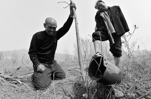 Hombre ciego y su amigo sin brazo llevan una década plantando árboles en China