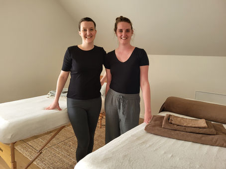 Massagepraktijkhouders Natalie Lefevere en Sensitive Touch samen in een serene ruimte, klaar om een duo massage te geven.