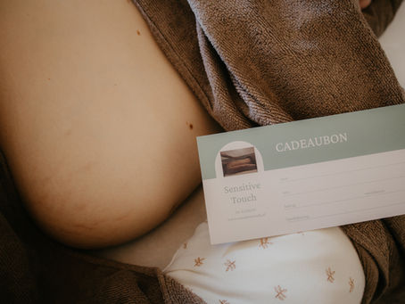 Cadeaubon als kraamcadeau voor een zwangerschapsmassage of postpartummassage in Limburg bij Sensitive Touch.