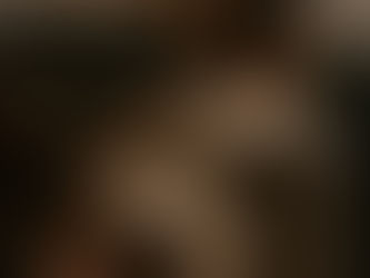 Zwangere vrouw met gezwollen voeten ontspant tijdens een zachte massage gericht op ontspanning en vochtbalans.