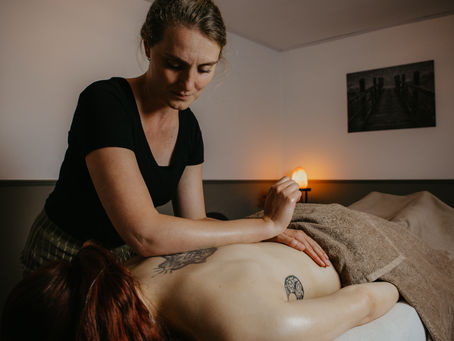 Vrouw ligt ontspannen tijdens een massage van anderhalf uur bij Sensitive Touch, waarbij diepe ontspanning en verlichting van spanning centraal staan.