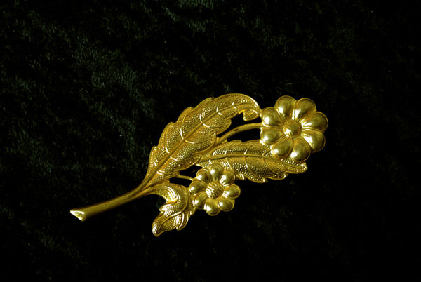 TTO 0076 1920s Moulded Floral Spray