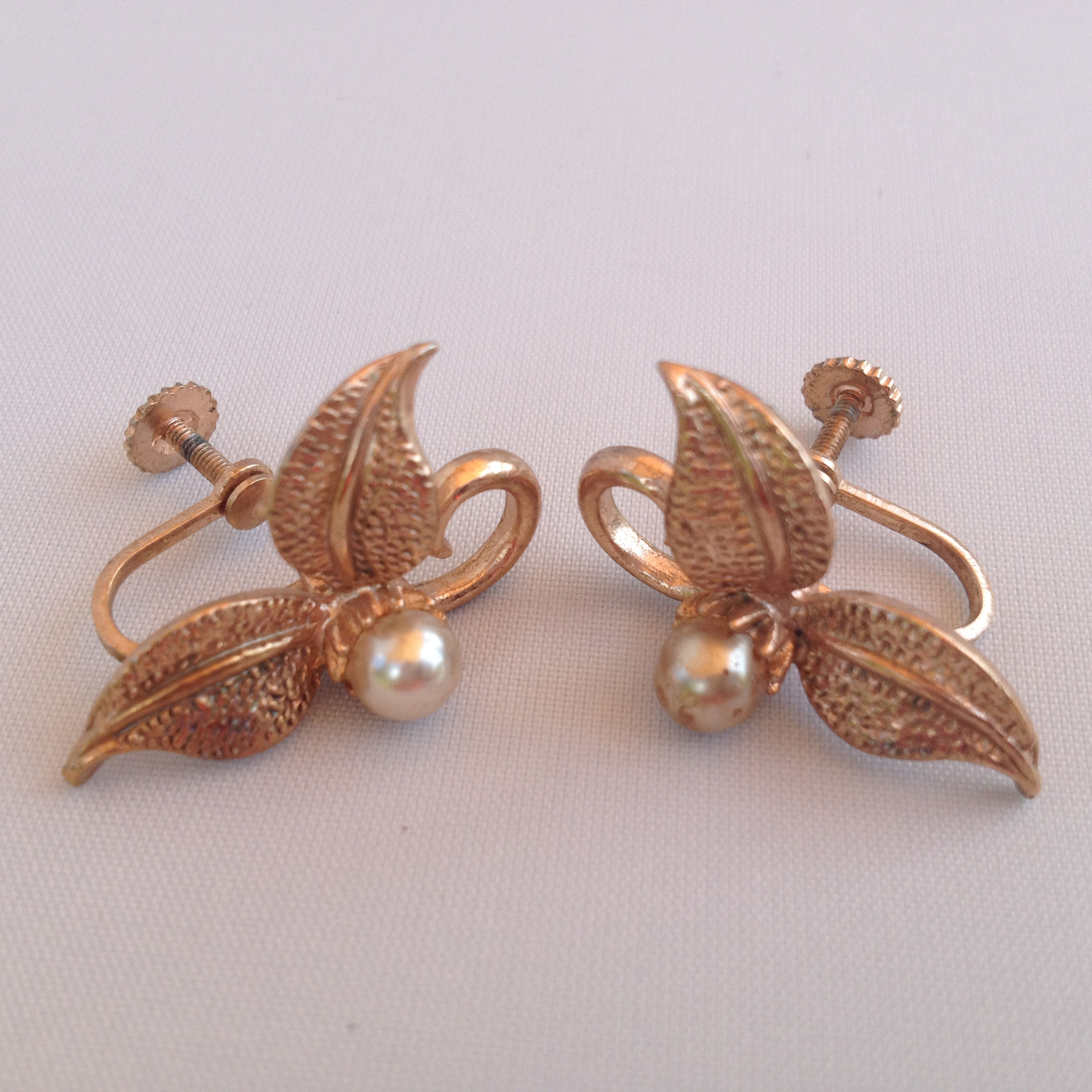 TTE 0008 Faux Pearl Gold-tone Screw-backs