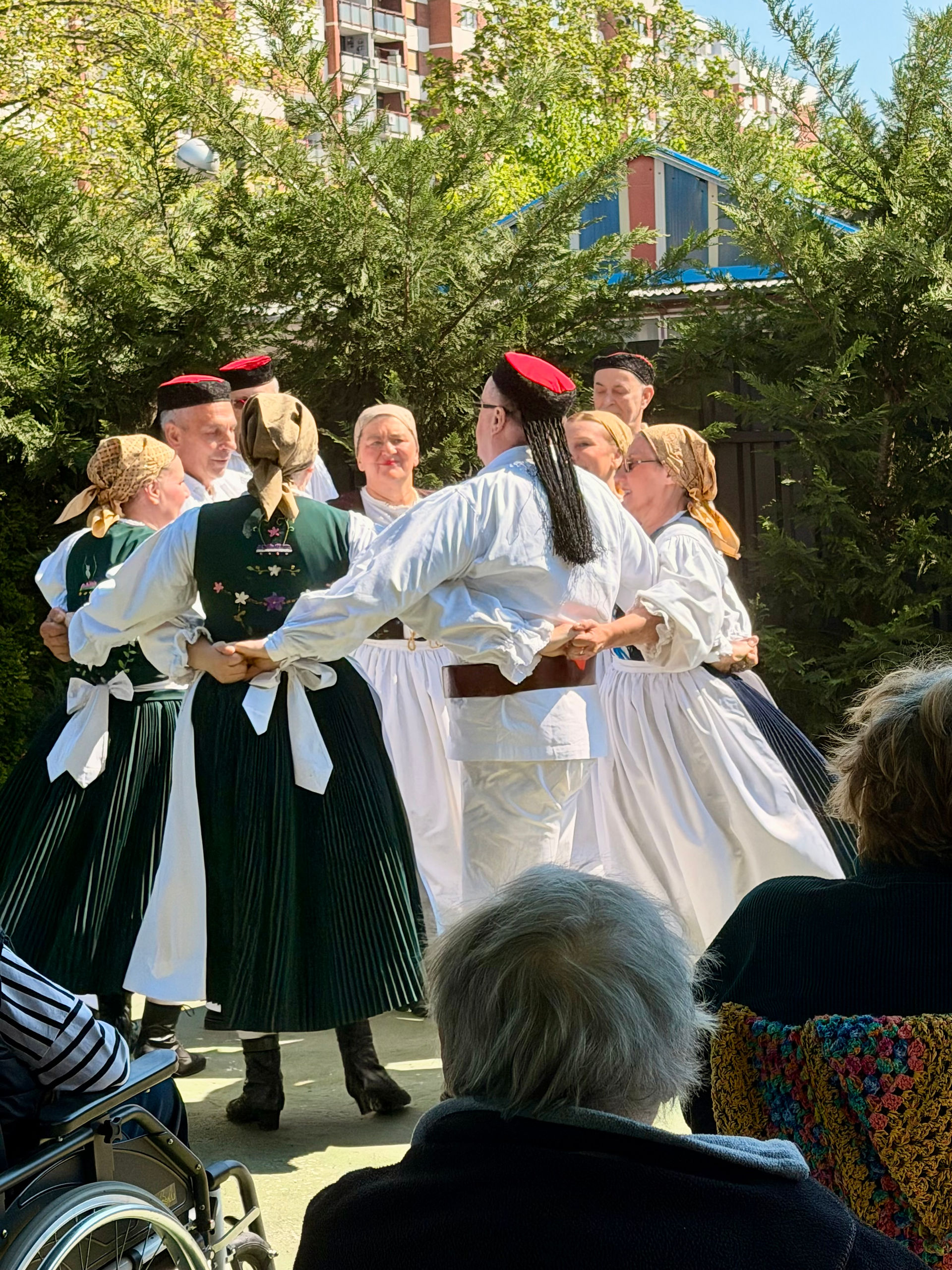 Ples i pjesma tijekom nastupa KUD-a u Domu Medisal