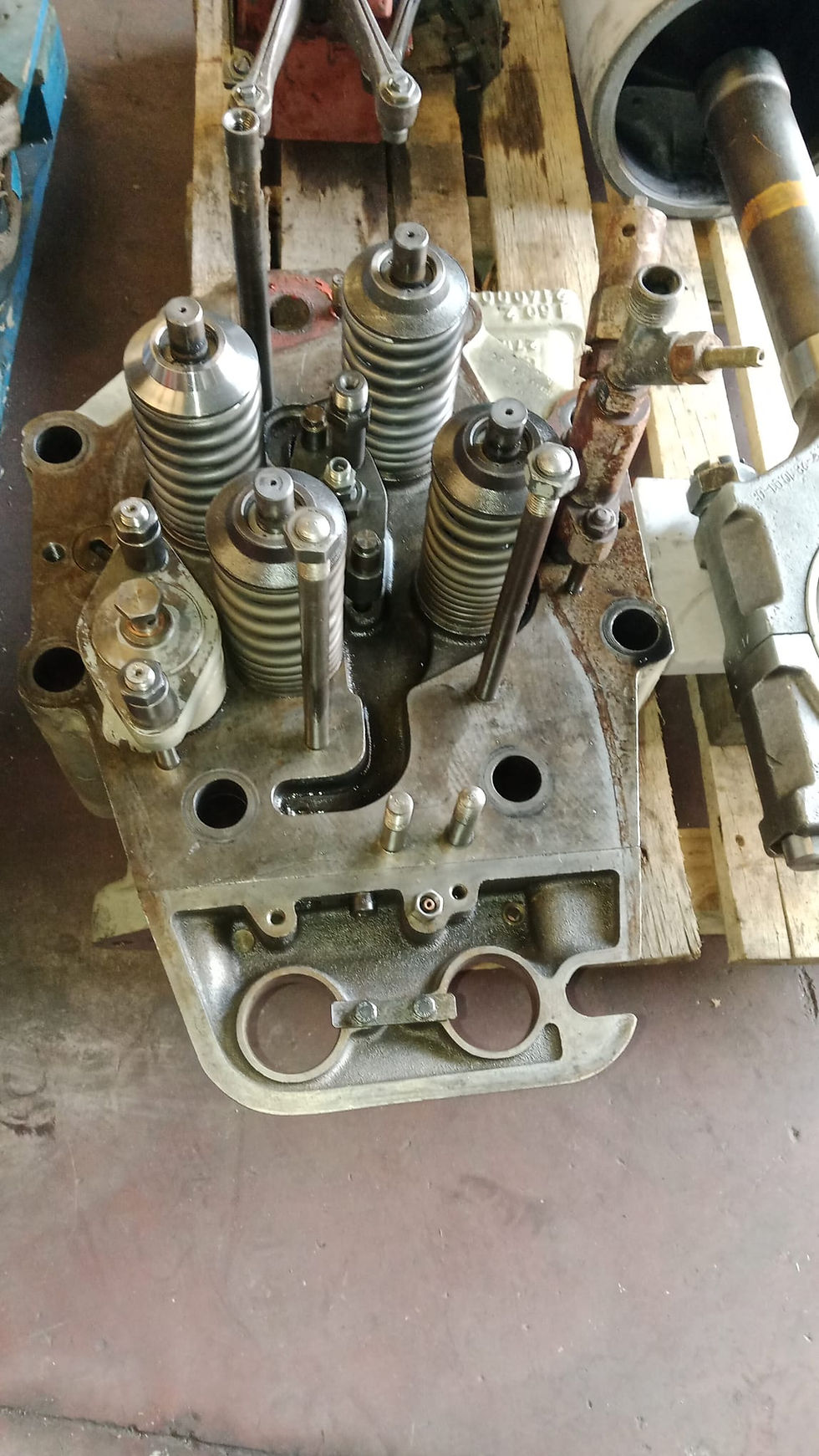 الصورة المصغرة: COMPLETE CYLINDER HEAD MAK 6M 452