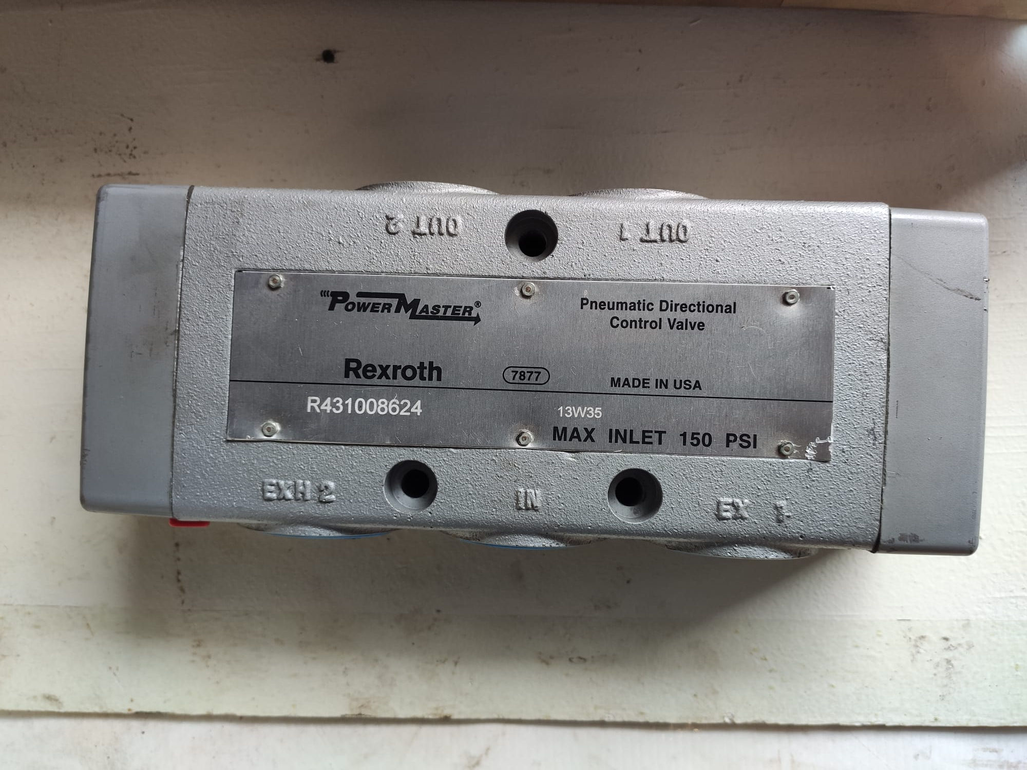 PNEUMATIC DIRECTIONAL CONTROL VALVE