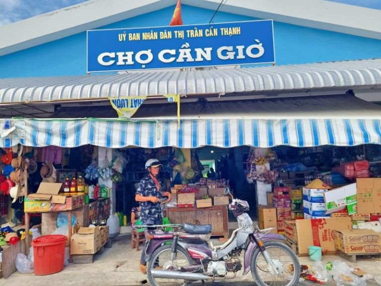 Khung cảnh mua bán tấp nập, nhộn nhịp vào mỗi buổi sáng tại chợ Cần Giờ. Ảnh: Sưu tầm