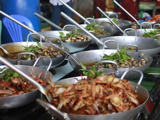 Chợ Cần Giờ nổi tiếng với các loại hải sản như tôm sú, cua thịt, ghẹ xanh, ốc hương. Ảnh: Sưu tầm