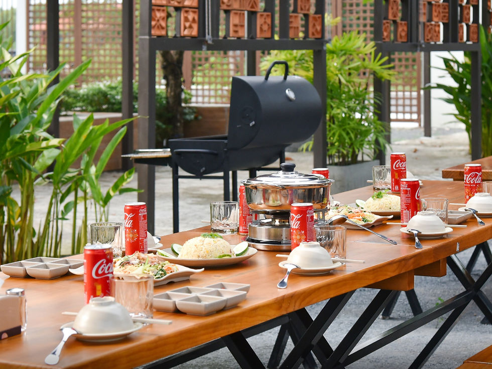 Không gian BBQ ngoài trời xanh mát, đầy đủ bếp nướng, bàn ghế và ánh sáng – nơi lý tưởng cho bữa tiệc gia đình