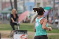 Praticar exercícios físicos pode ajudar no tratamento da fibromialgia