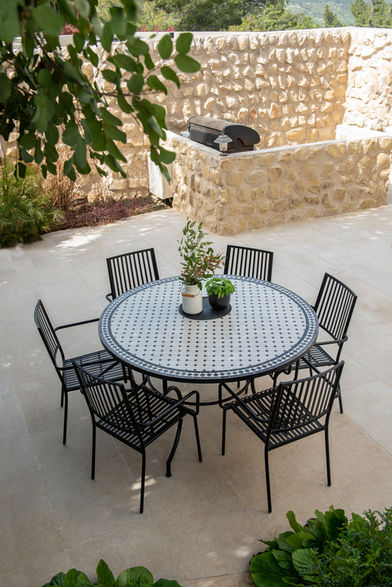 שולחן פסיפס עגול בחצר