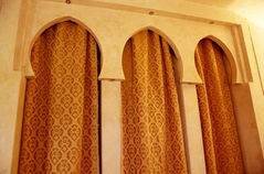 קשתות וטקסטיל בעיצוב מרוקאי