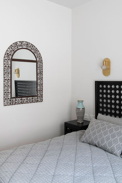  מראה בחדר שינה בסגנון מרוקאי מונוכרומטי