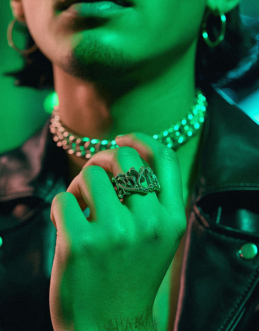 yuvalna_A_dynamic_black-and-white_photograph_capturing_a_lively_d777d5e2-c0e3-4420-b881-91