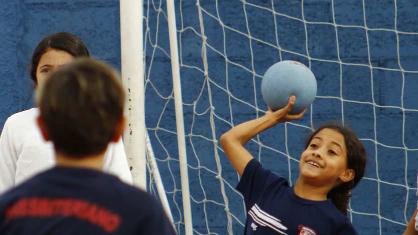 Crianças jogando queimada, jogo animado