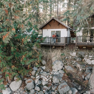 LOGE Camps Hotel Leavenworth Riverside cabins
