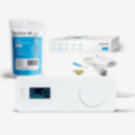 Produktfoto mit Anordnung aller im Bundle enthaltenen Komponenten sowie eingeschalteter GoSilver Plus im Vordergrund.