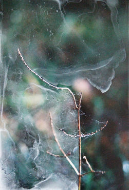 Recouvrement (Atelier Calder, Saché) II, gouache sur tirage photographique, 29,7 × 20,2 cm, 2024, Alison Vignault