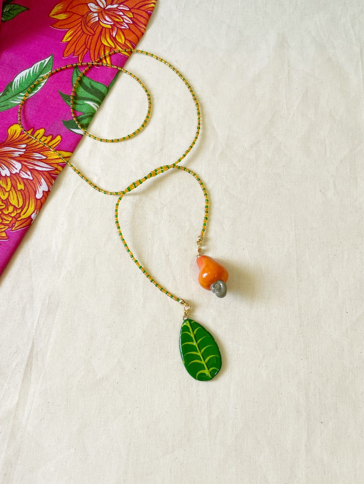 colar gravatinha caju