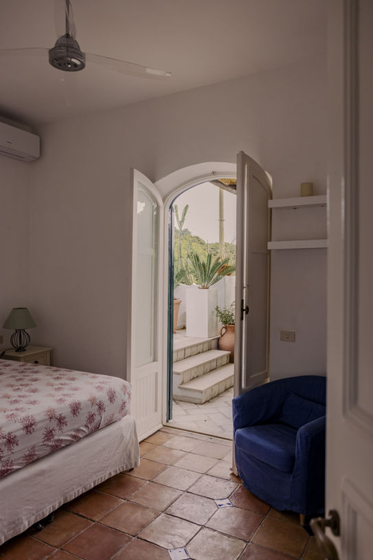 Poggio Posillipo La Villa Caprese Capri - Unique, comfortable, spectacular; for rent. The rooms. A mix of contemporary design coupled with Mediterranean style, they are comfortable and cozy, each has its own peculiar charm. Ideal for families.