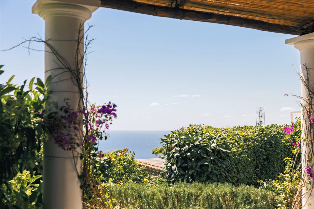 Poggio Posillipo The 4 Seasons Estates. La Villa Caprese Capri - Unique, comfortable, spectacular. Villa for rent with terraces and sea view. Capri Island.