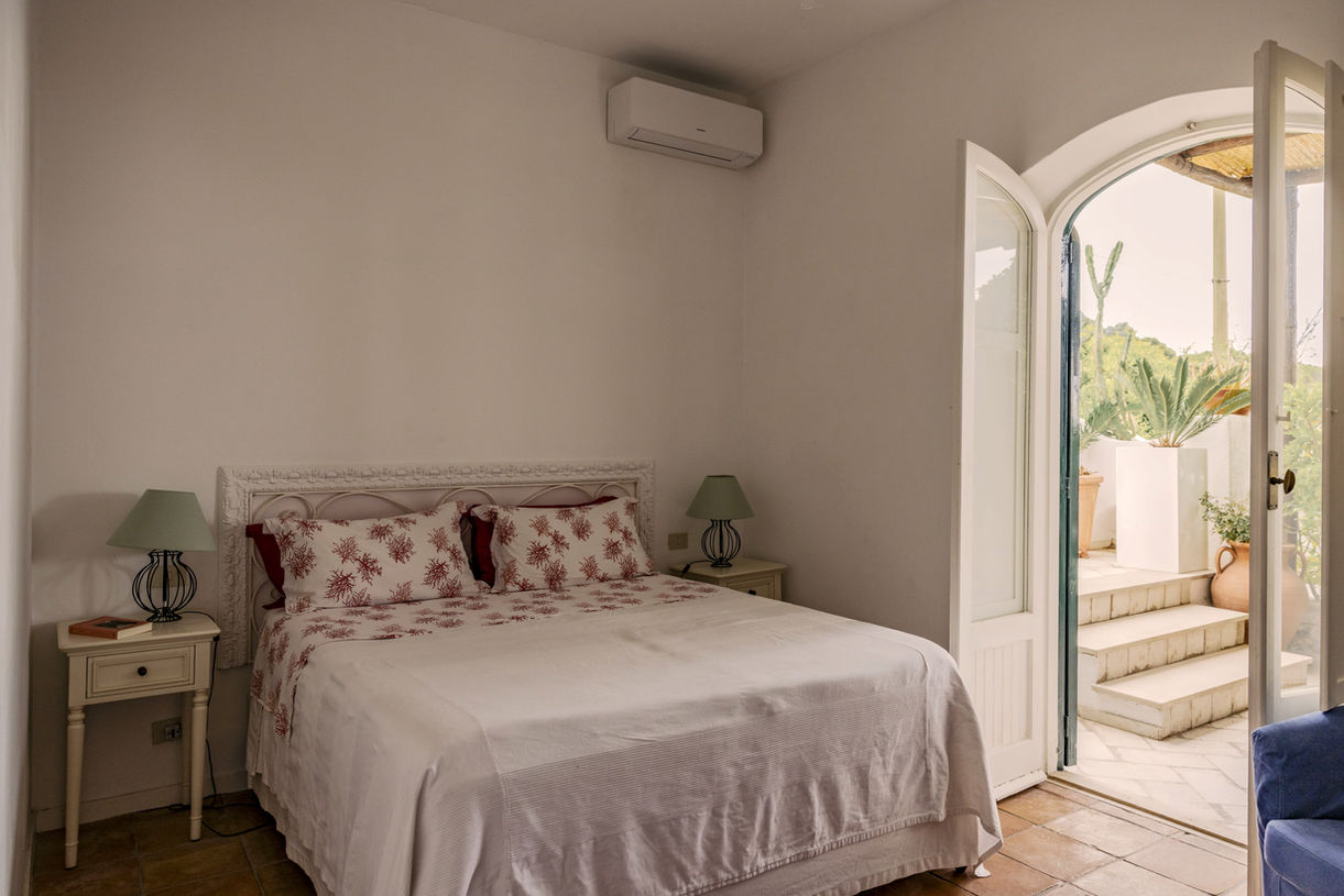 Poggio Posillipo La Villa Caprese Capri - Unique, comfortable, spectacular; for rent. The rooms within this villa are gently exposed to the surrounding terraces