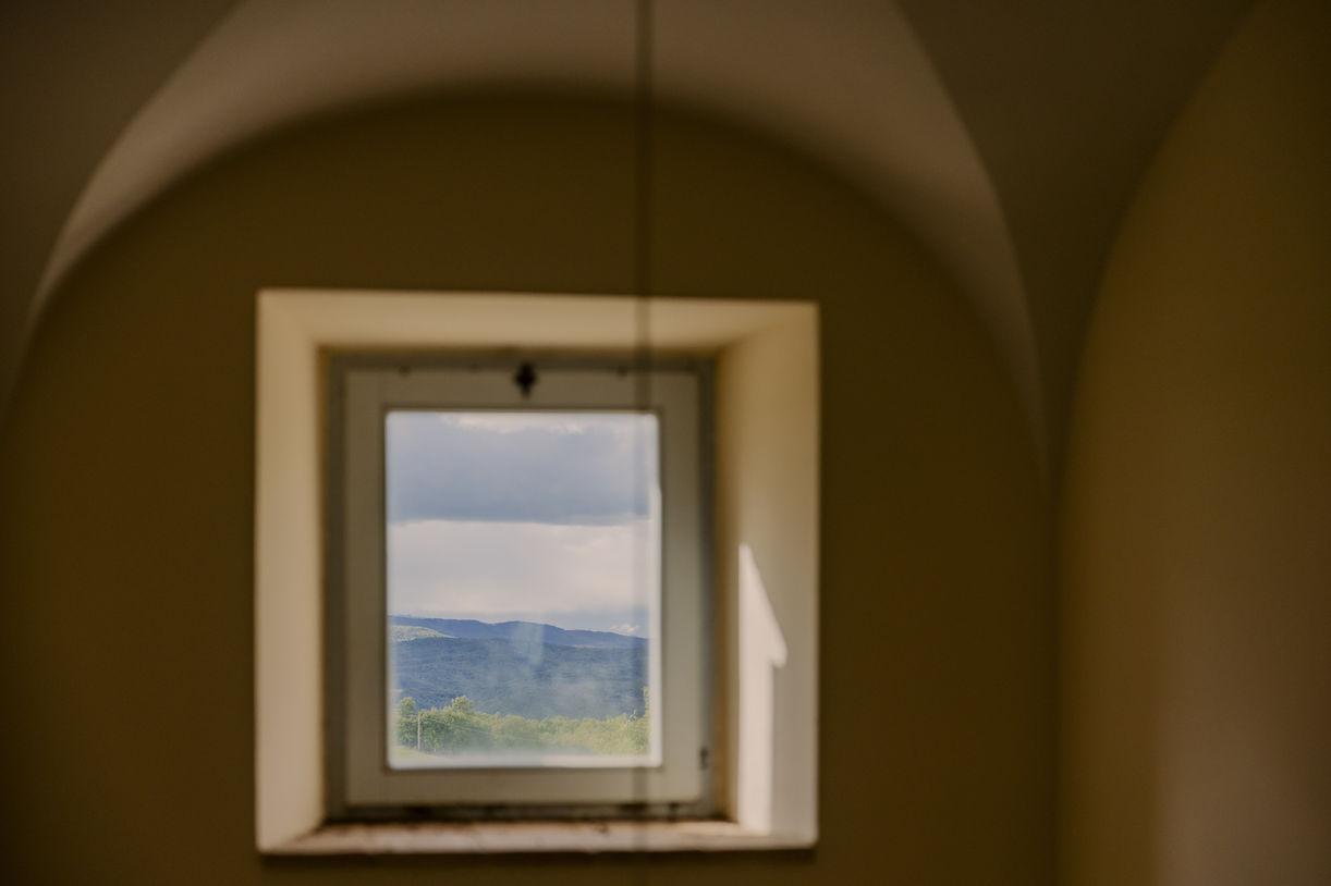 Poggio Posillipo Todi - villa for rent in Italy.
An ancient farm combining pristine, wild Umbria with Italy's authentic search for excellence. The interiors of the house is an attractive mix of old and new. Original beamed ceilings and floors are combined with contemporary New York furniture, a modern kitchen and bathrooms, and striking wall art.