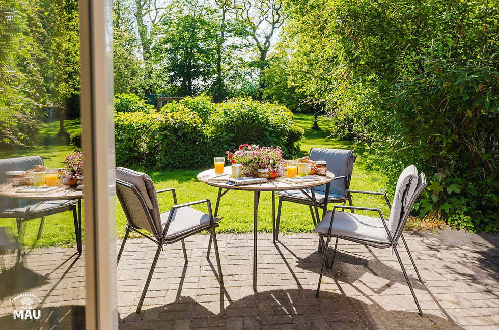 Private Westterrasse mit Gartenmöbeln und Strandliege. Ferienbauernhof Mau Farm