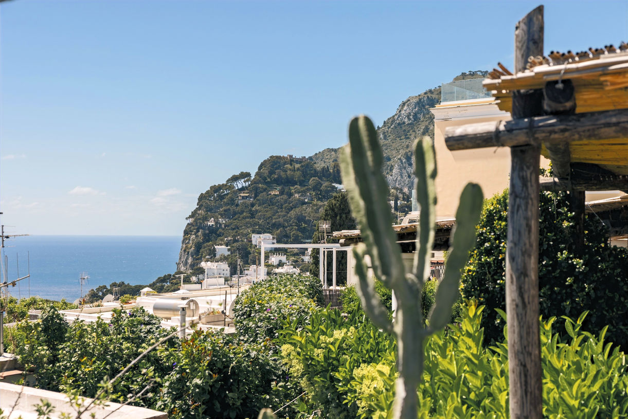 Poggio Posillipo The 4 Seasons Estates. La Villa Caprese Capri - Unique, comfortable, spectacular. Villa for rent with terraces and sea view. Capri Island.