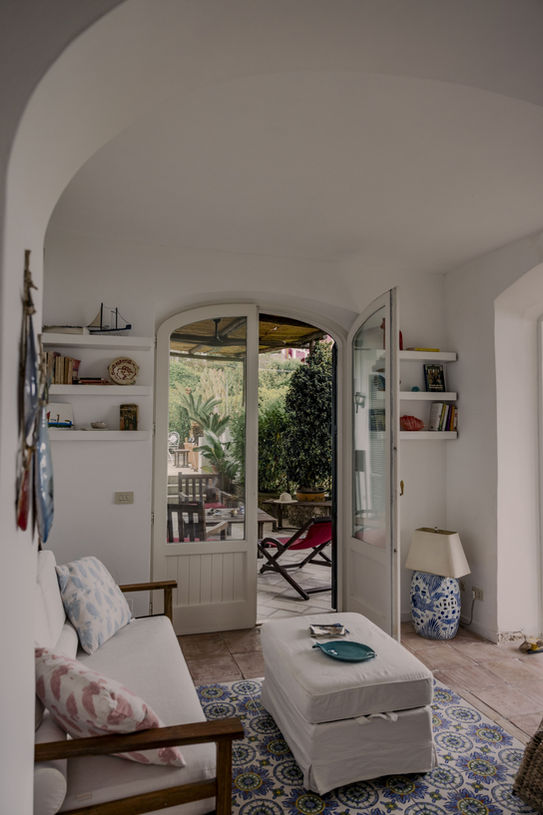 Poggio Posillipo Capri. Villa for rent. Interiors are handmade by a local artisans to Poggio Posillipo Capri villa design.