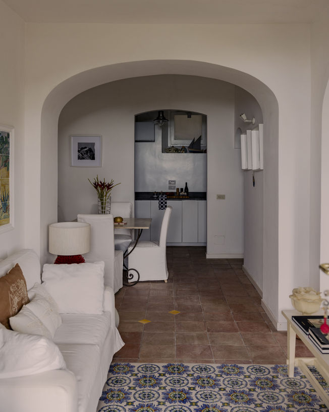 Poggio Posillipo Capri. Villa for rent. Interiors are handmade by a local artisans to Poggio Posillipo Capri villa design.