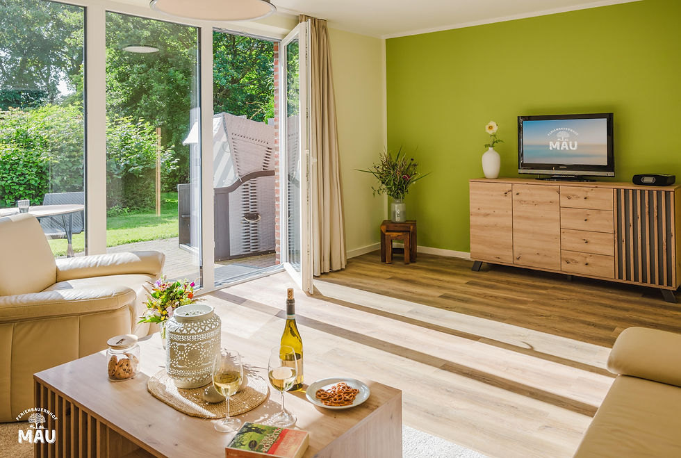 Gemütliches Wohnzimmer mit Ausblick, Möbeln und Dekoration. Ferienbauernhof Mau.