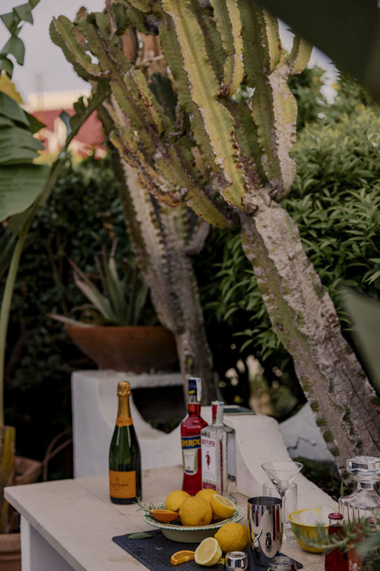 Poggio Posillipo The 4 Seasons Estates. La Villa Caprese Capri - Unique, comfortable, spectacular. Villa for rent with terraces, outdoor cocktail bar and sea view. Capri Island. A special area dedicated to evening cocktails which gives that warmth and scent while the sun goes down and Capri begins one of its many memorable evenings.