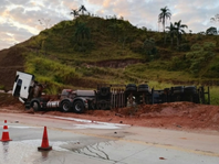 Carreta tomba com 46 mil litros de combustível e desastre ambiental ameaça rio na BR-381