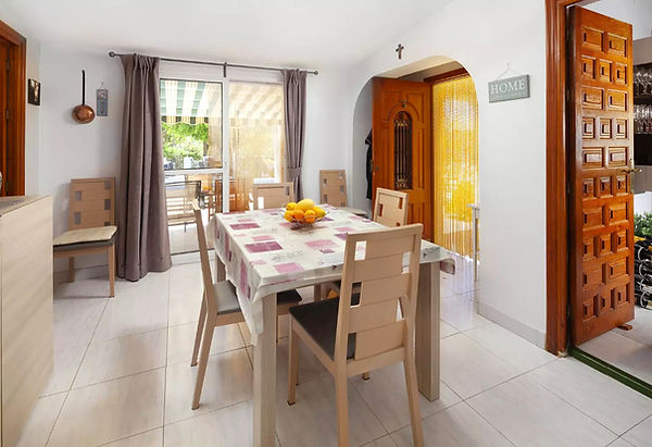 das separate Esszimmer neben der Küche, mit Zugang zur Terrasse