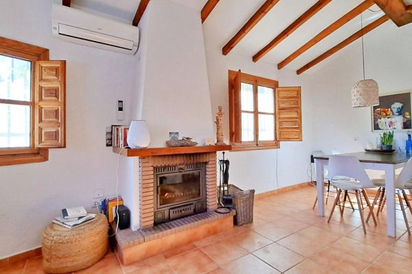 das Wohnziummer mit offener Holzbalkendecke